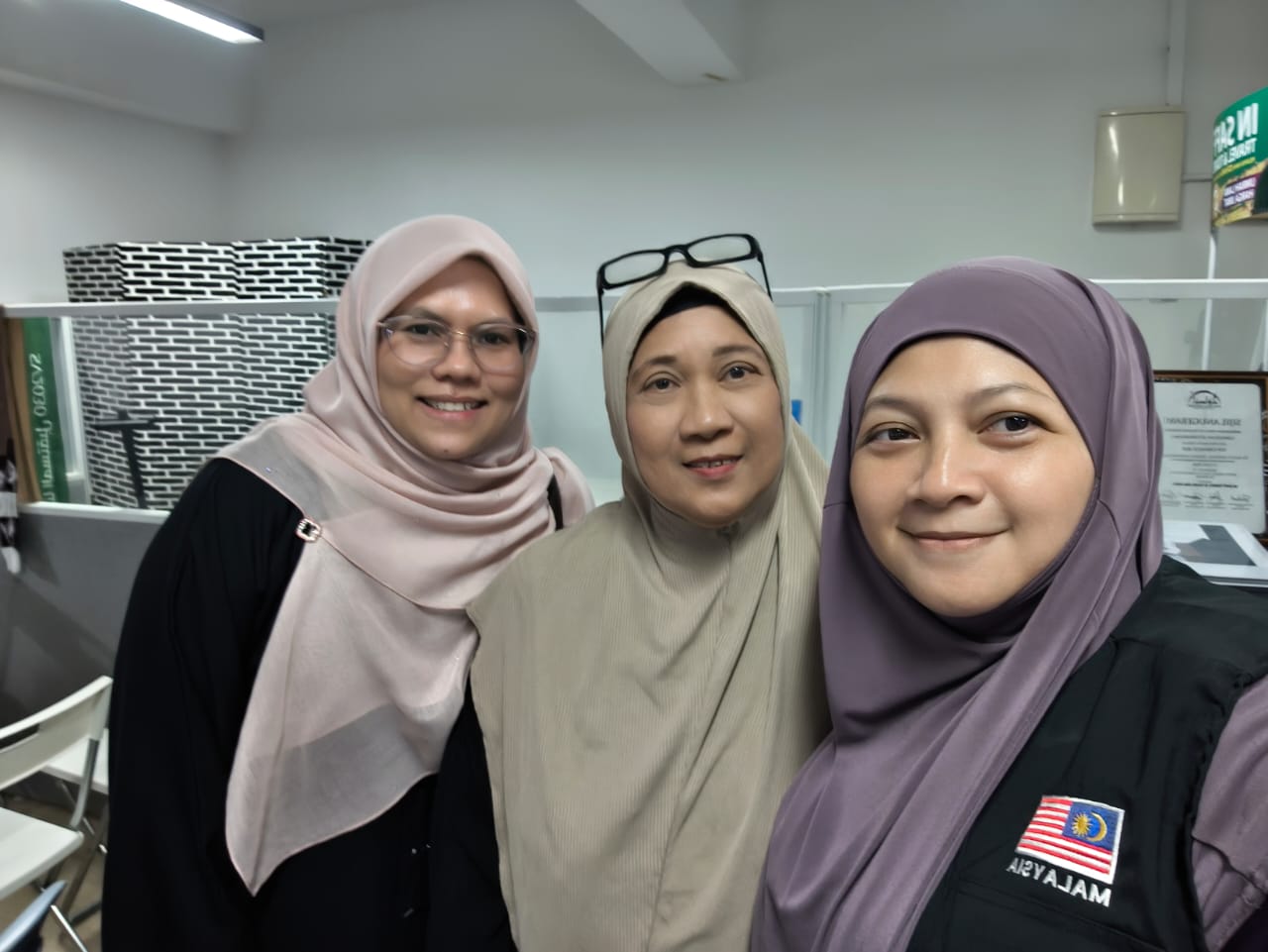 Rohana bersama jemaah dalam perjalanan Umrah, foto 1