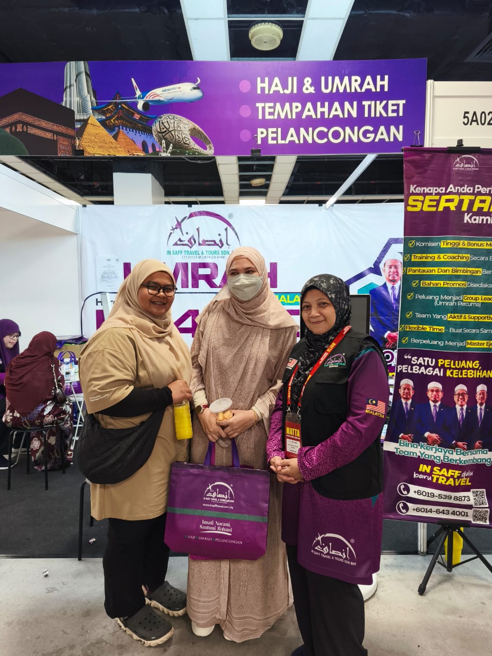 Rohana bersama jemaah di ruang pameran pakej Umrah, foto 2