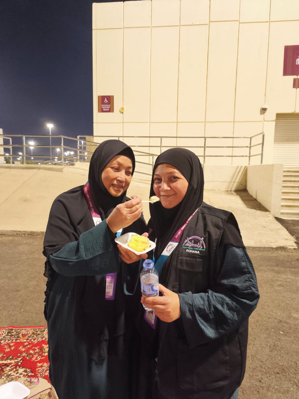 Rohana bersama seorang jemaah, foto 6